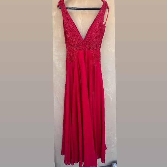 GB Social Deep V-Neck Applique Bodice Red Ballgown - Picture 5 of 17